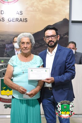 Antonio Carlos de Lima prestou homenagem à Sra. Aparecida Ramos Cogo.jpg