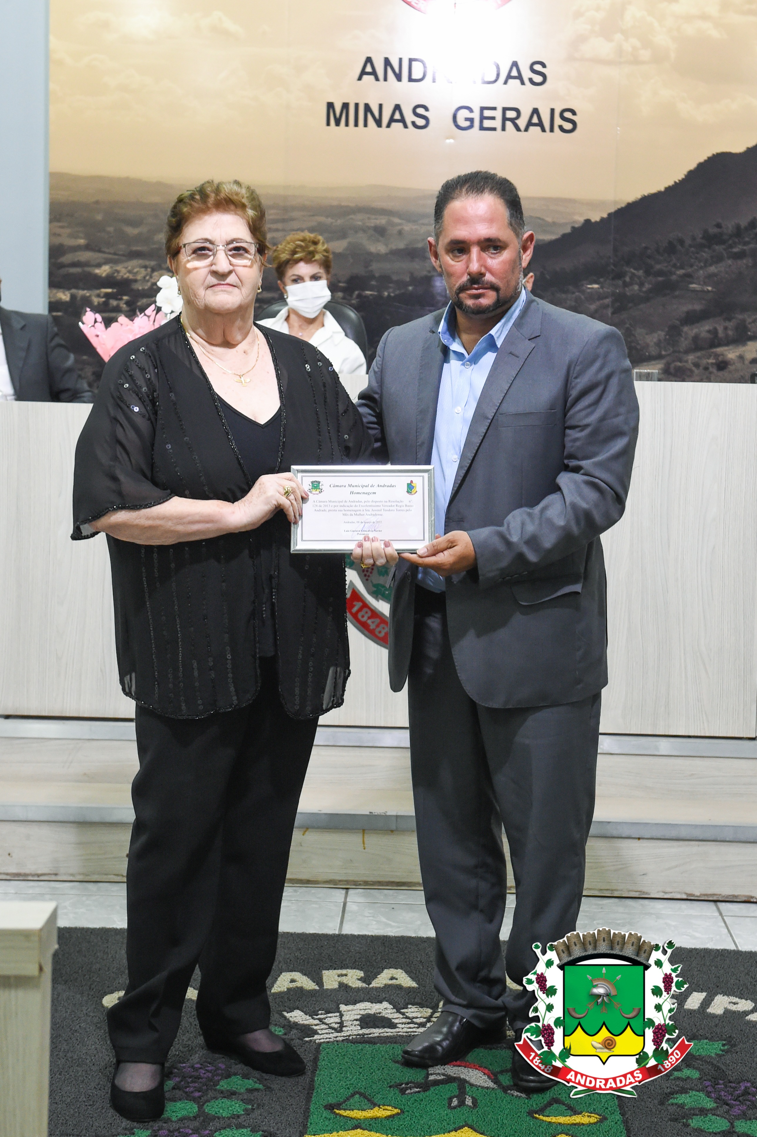 Regis Basso homenageou a Sra. Juvenil Teodoro Torres. Devido à sua ausência, o secretário da Câmara, Adilson Carlos dos Santos entregou a homenagem.jpg