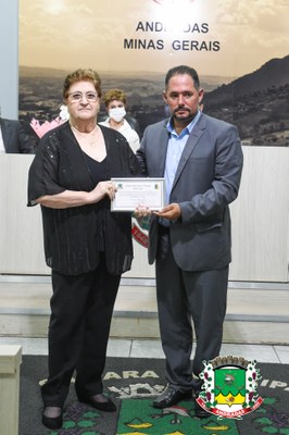 Regis Basso homenageou a Sra. Juvenil Teodoro Torres. Devido à sua ausência, o secretário da Câmara, Adilson Carlos dos Santos entregou a homenagem.jpg